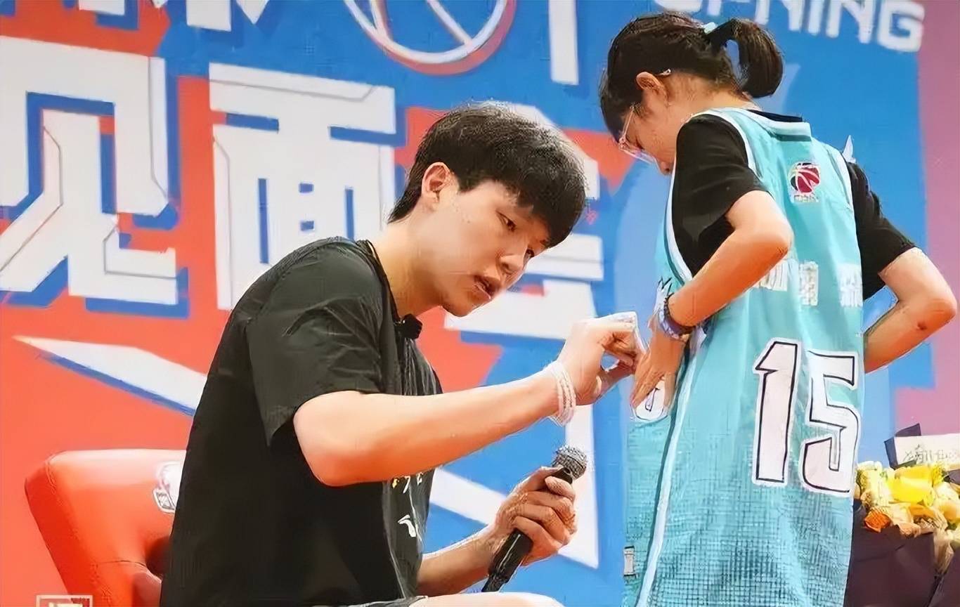 青岛男篮分享杨瀚森赴美日记媒体开放日采访